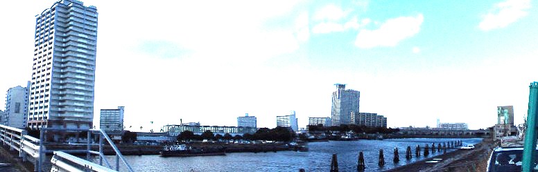 潮凪橋から見る野跡駅付近の高層マンション群。