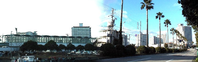 総ガラス張りの野跡駅とエキゾチックな感じの駅前風景。