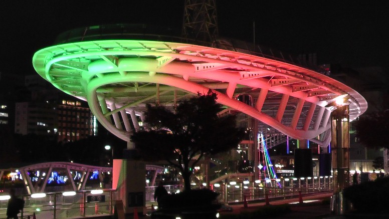 LEDに浮ぶオアシス２１「水の宇宙船」１