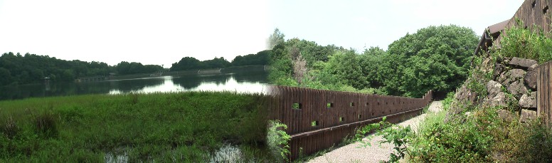 小幡緑地公園緑が池と園内の野鳥観察の森、木製の壁覗き窓。