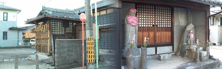 少し東へ行くとこの地蔵堂が二戸建っています。旅人か地元の人を供養をするためでしょうか、 いえ両方です。