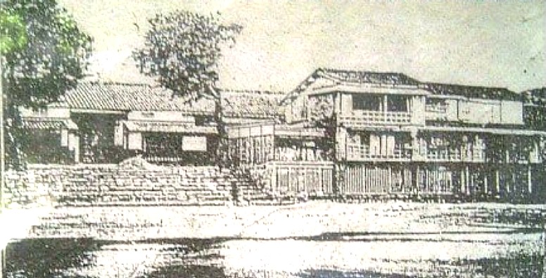 これは当時の御船方役屋敷跡。写真は明治5年頃に写したもの