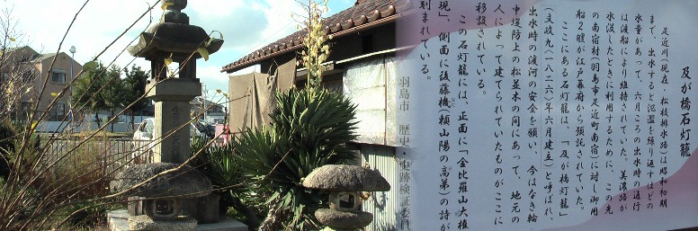 街道左側のスーパー「カネスエ」駐車場の横にあります。