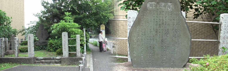 戸塚山中道行の場：勘平がお軽の手をとって『鎌倉を出てようようと、ここは戸塚の山の中、 石高道で足は痛みはせぬか』といたわる。