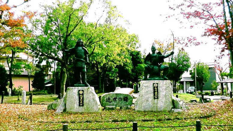 桶狭間古戦場公園内の銅像。右：今川義元公（４２歳）。左：織田信長公（２７歳）。