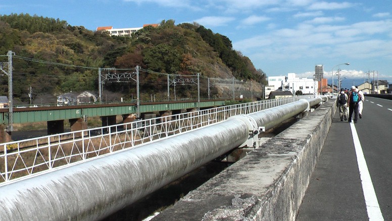 興津川に架かる浦安橋。広重画もこの付近からと思います。左は東海道本線。