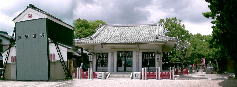 乙川八幡社。右：拝殿。左：山車蔵。 乙川八幡社