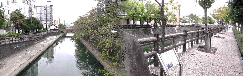 辰之口門跡付近の水門川。