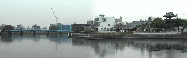 「明治の東海道」は起点から南へ、渡し場のすぐ上流大瀬子橋（左写真）を渡り千年の街に入ります。 右は対岸から見る渡し場風景。 大瀬子橋