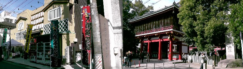 大須観音楼門（右）。左は大須演芸場。