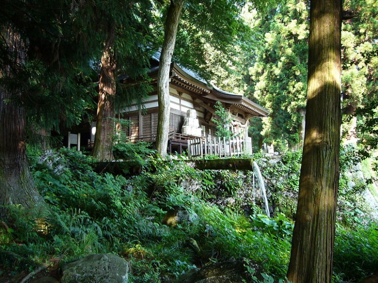 大滝神社と大滝湧水 。クリエイティブ・コモンズ 表示-継承ライセンスの下で利用可能です