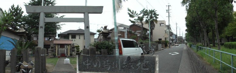 大手神社。民間信仰の一つとして、干拓の護神が祀られた。右は神社前の中之島川緑地。