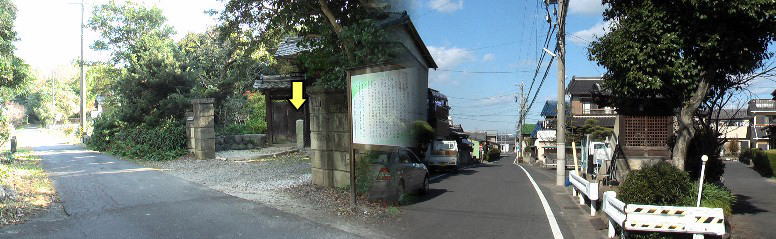 民家の庭先の道標（黄色の矢印）とすぐ近くの地蔵堂から北を見る。