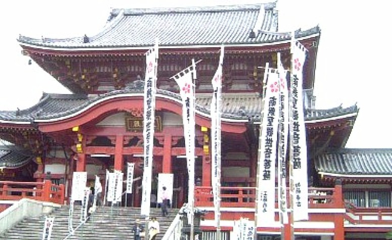 宝生院（大須観音）、 この寺は慶長１７年（１６１２）に現在の岐阜県羽島市大須に在ったものを 洪水のないこの地に移したといわれる。その後明治の大火、戦災と焼失し現 在の大須観音となり、写真の本堂のほか仁王門、大須文庫、鐘楼などがあり 国宝四点