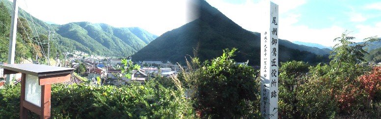 尾州御鷹匠役所跡。左はこの場所から見る薮原宿の町並み。 説明文拡大