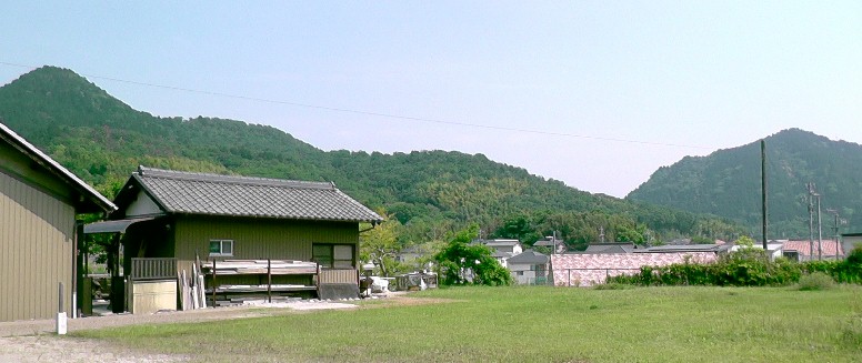 石上げ祭りの由来(高さの背比べ)となった本宮山（右）と尾張富士（左）。