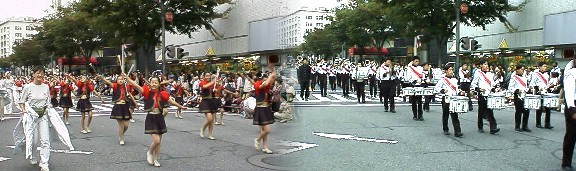 ﾊﾞﾄﾝトワラーズのパレード 名古屋市立小学校１１校によるパレード 左・名古屋市立小学校１１校によるパレード、右１輪車によるパレード 信長隊の槍隊と鉄砲隊による戦闘場面、自衛隊員参加 鉄砲隊の勝利に終わった。