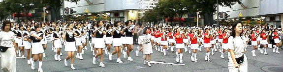 ﾊﾞﾄﾝトワラーズのパレード 名古屋市立小学校１１校によるパレード 左・名古屋市立小学校１１校によるパレード、右１輪車によるパレード 信長隊の槍隊と鉄砲隊による戦闘場面、自衛隊員参加 鉄砲隊の勝利に終わった。