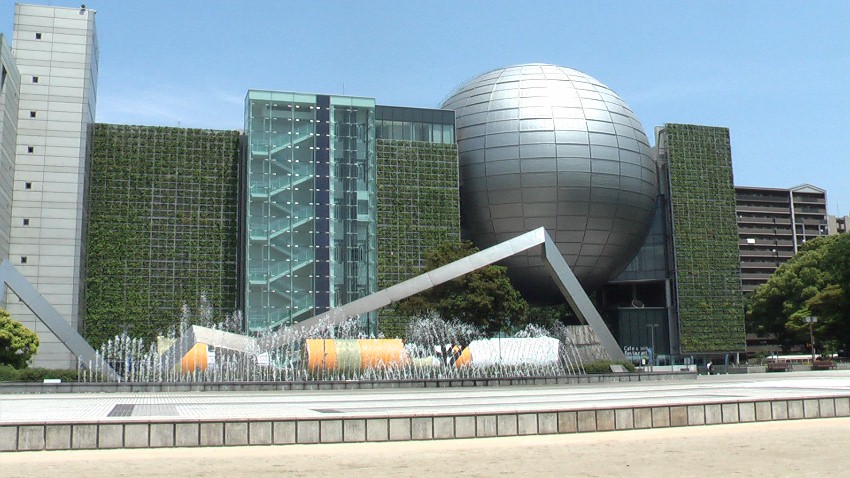 バイオラング:花や緑で埋め尽くされた巨大な緑化壁3面。2005年愛知万博で初見参でした。 金属製のモニュメントは日経平均の折線グラフみたい。 H2Bロケットとプラネタリュームを見る| プラネタリューム館