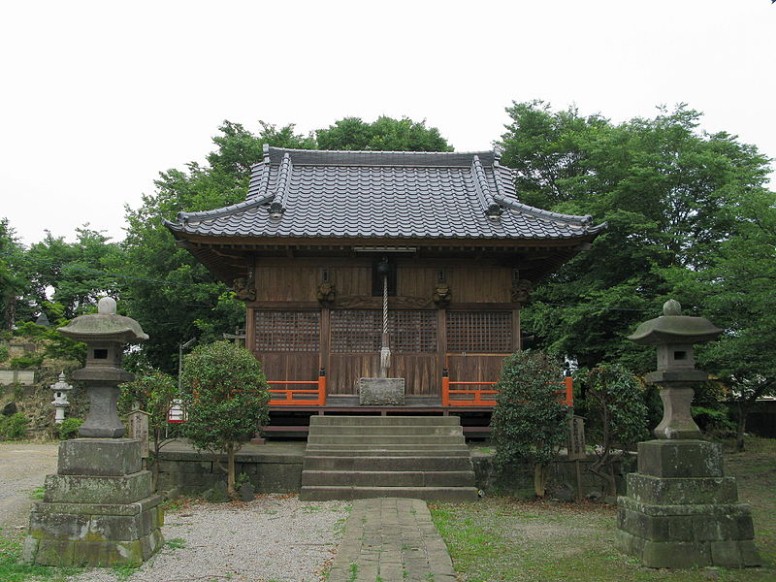 雷電神社拝殿（埼玉県幸手市）。 クリエイティブ・コモンズ 表示-継承ライセンスの下で利用可能です 雷電神社(幸手市)。 雷電神社 (幸手市)