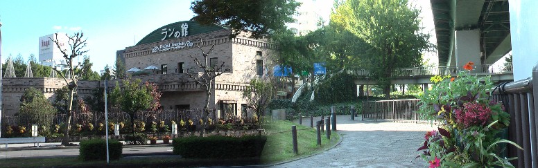 左はランの館。右は都市高速東山線下の久屋大通ポケットパーク。 ランの館は「久屋大通庭園フラリエ」と変わりました。