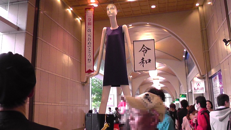 名鉄百貨店・「ナナちゃん人形」。