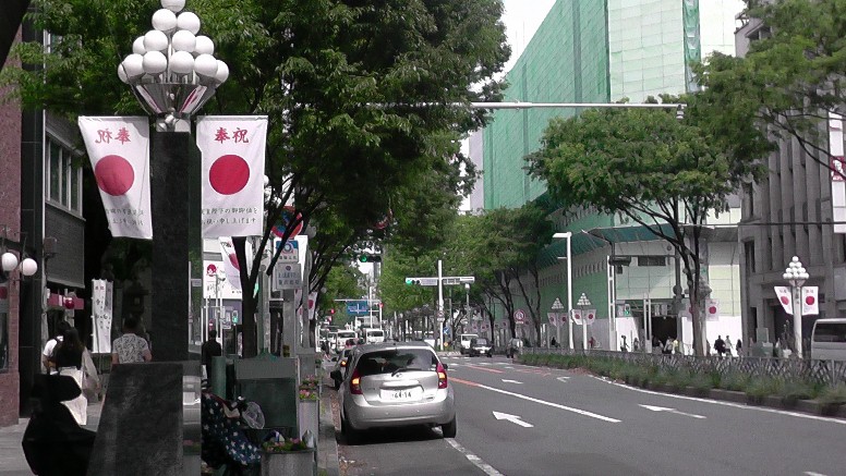 広小路通り2。右のグリーンシートの建物は旧丸栄百貨店。