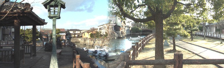 写真右、堀の奥に見えるのが三条大橋