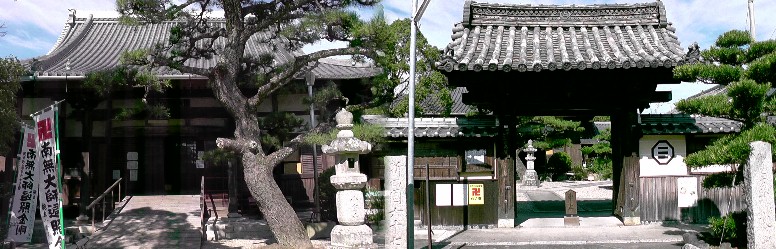 蓮台寺本堂（左）。山門（右）。 蓮台寺/蓮生寺