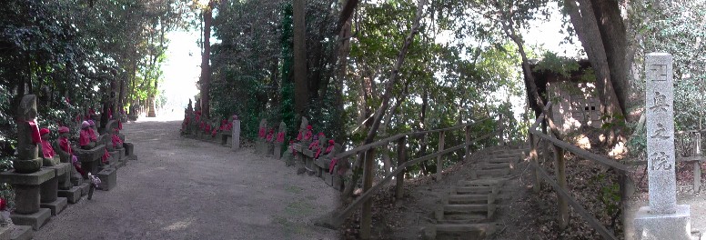 蓮華寺奥之院（右）。左は奥之院参道両側の四国霊場８８箇所の石仏像。