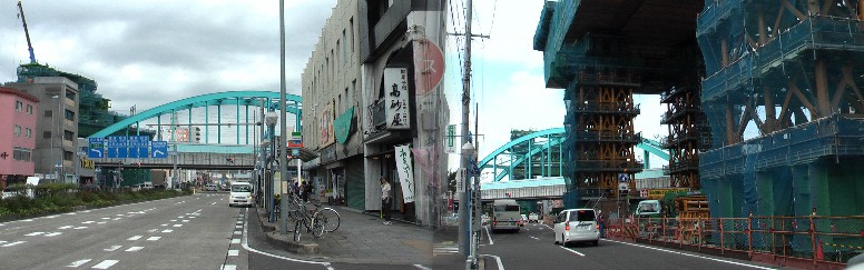 左は名港線六番町駅上を走る東海道新幹線六番町高架橋、国道1号線東方を撮る。 右は都市高速4号東海線の工事で新幹線のアーチを越える高所工事中の現場です。