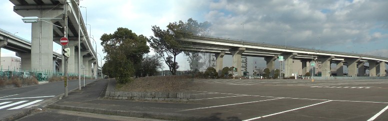 「ポートメッセなごや」の北側を東西に走る市道「ロサンゼルス大通り」(左)。伊勢湾岸道の下を 東西に走る(右)ロサンゼルス大通りを上辺とする逆三角形(南京大路、メキシコ大通り)の中に「 ポートメッセなごや」が置かれています。写真右の空地にレゴ
