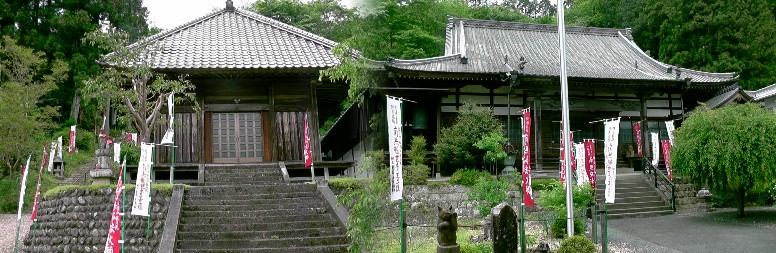愛知・38市史跡・社寺めぐりー東栄町(その2) 龍洞院本堂及び弘法堂(左)。 龍洞院 弘法山案内図と寺すぐ上から町並みを撮る。 弘法山白山大権現(白山砦)に登る参道1。 弘法山白山大権現に登る参道2。 龍洞院上の白山大権現前から別所城跡と町