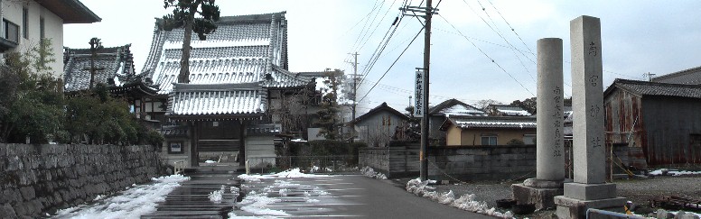 美濃路（直進）道標の手前約５０メートルの立源寺。 道標で左折、右側に南宮大社元鳥居址の大きな石碑が２本立っている。