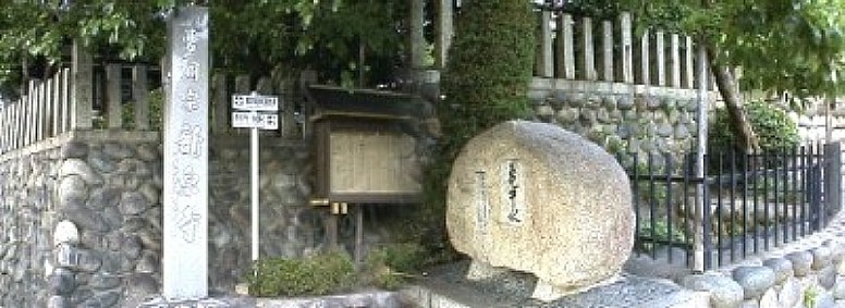 下の写真の石碑を部分的に拡大したものです 駅から北東へ３００メートルのところにある龍泉寺です。 山門前にある亀井水（写真右）は源頼朝が熱田大宮司の館で生まれた折、この亀井の湧水を産湯に使ったと伝えられ、東海地方屈指の名泉と言われた。 またこ