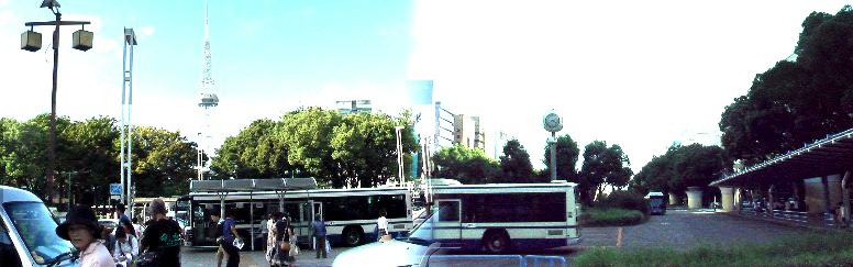 左：名城線栄駅、久屋大通北、市役所～黒川方面。名城線栄駅、久屋大通り南、矢場町～金山方面を写す。