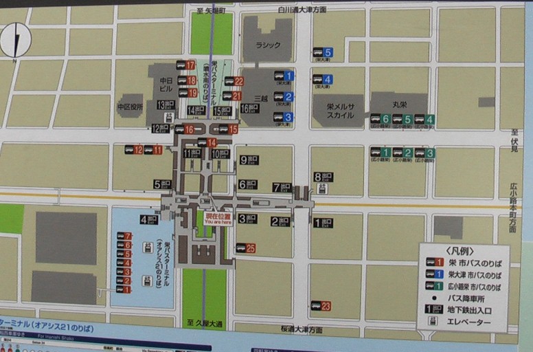 この写真（上が南）は栄駅東山線ホームで撮影したものです。