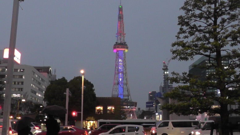 栄地下・クリスタル広場。2020.12.24、午後４時半頃撮影。 テレビ塔遠景。2020.12.24撮影。 テレビ塔直下から撮る。2020.12.24撮影。 宇宙船の夜景１。2020.12.24撮影。 宇宙船の夜景２。2020.12.24撮