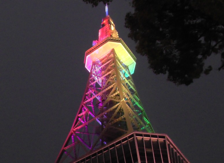 栄地下・クリスタル広場。2020.12.24、午後４時半頃撮影。 テレビ塔遠景。2020.12.24撮影。 テレビ塔直下から撮る。2020.12.24撮影。 宇宙船の夜景１。2020.12.24撮影。 宇宙船の夜景２。2020.12.24撮