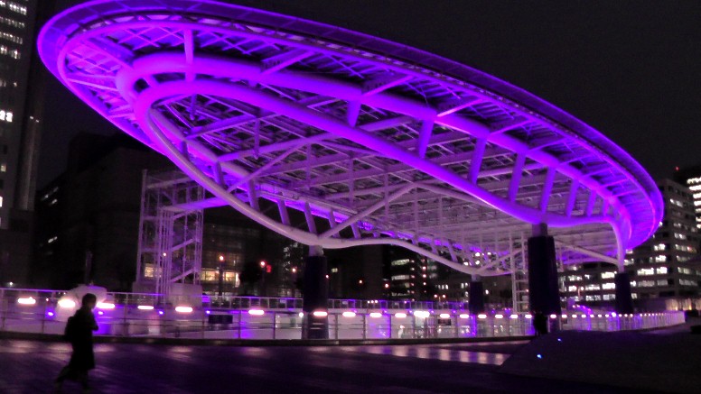 栄地下・クリスタル広場。2020.12.24、午後４時半頃撮影。 テレビ塔遠景。2020.12.24撮影。 テレビ塔直下から撮る。2020.12.24撮影。 宇宙船の夜景１。2020.12.24撮影。 宇宙船の夜景２。2020.12.24撮