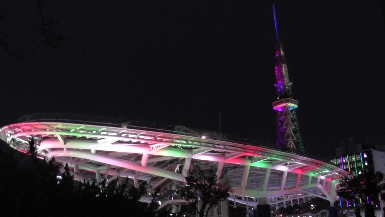 栄地下・クリスタル広場。2020.12.24、午後４時半頃撮影。 テレビ塔遠景。2020.12.24撮影。 テレビ塔直下から撮る。2020.12.24撮影。 宇宙船の夜景１。2020.12.24撮影。 宇宙船の夜景２。2020.12.24撮