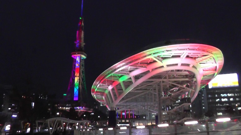 栄地下・クリスタル広場。2020.12.24、午後４時半頃撮影。 テレビ塔遠景。2020.12.24撮影。 テレビ塔直下から撮る。2020.12.24撮影。 宇宙船の夜景１。2020.12.24撮影。 宇宙船の夜景２。2020.12.24撮