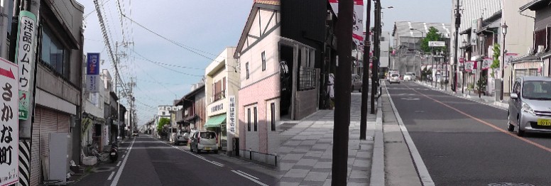 康全寺門前から少し西へ進むとさかな町の案内板が（左端）が目にとまり右折する。 さかな町通り街並み。