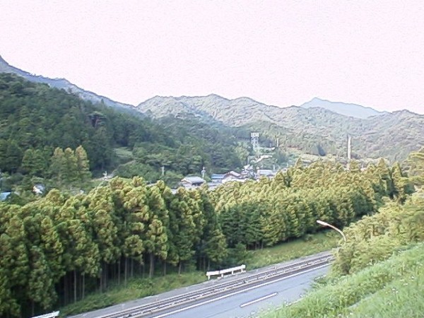 国道1号線坂下インターから見る坂下宿下の道路は1号線 上り亀山方面へ(右),坂下では国道の上下線の落差が 70メートル位あります。