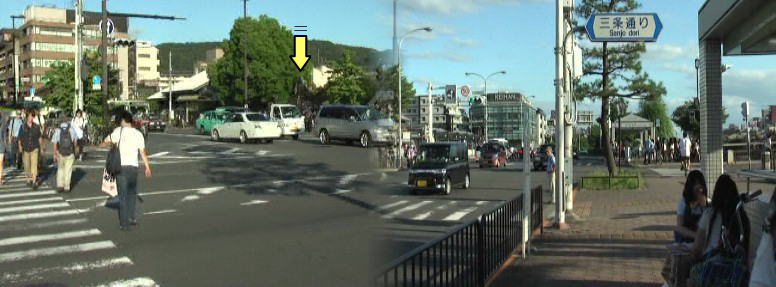 三条大橋東詰め交差点、京阪三条駅前。左黄色矢印が高山彦九郎の銅像。