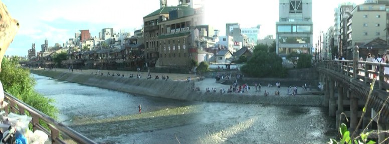 鴨川の三条大橋とその付近の風景。you tube:2011 祇園祭り 長刀鉾