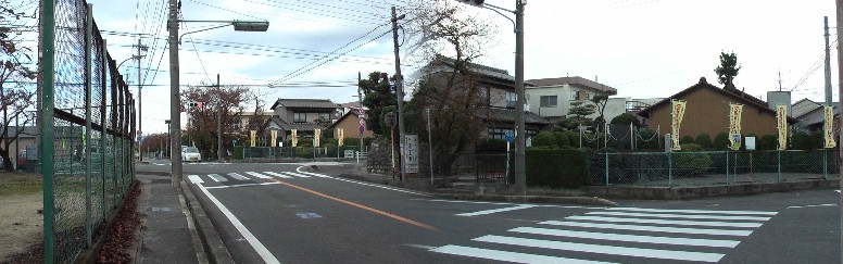 「佐屋三里の渡し址石碑」前から見る代官所跡と付近の街並み。