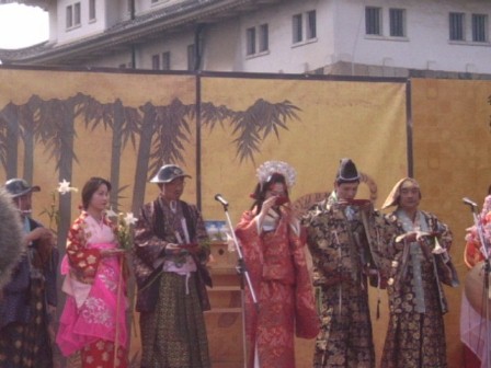 三々九度の盃の儀式でした。右から徳川家康、徳川義直、春姫です。