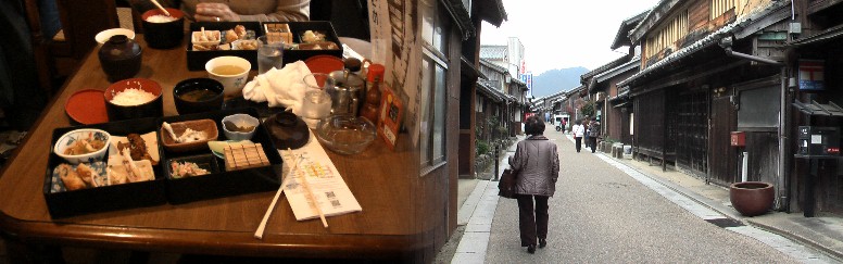 和洋レストラン「山石」さんで「関宿場弁当」を注文したらなんと 紫のフクサに包んだ2段重箱が 目の前に置かれ、一瞬持ち帰るのかと思いましたが「山石」さんの心使いと判り、あけてびっくり 写真のとおりすべて手作りの料理、その上値段が780円、うれ