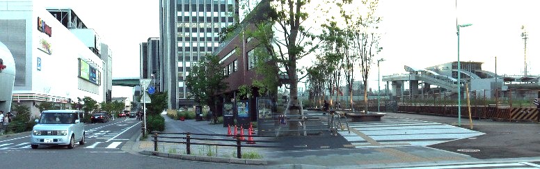 愛知大学前の街路北から見るささしまライブ駅。